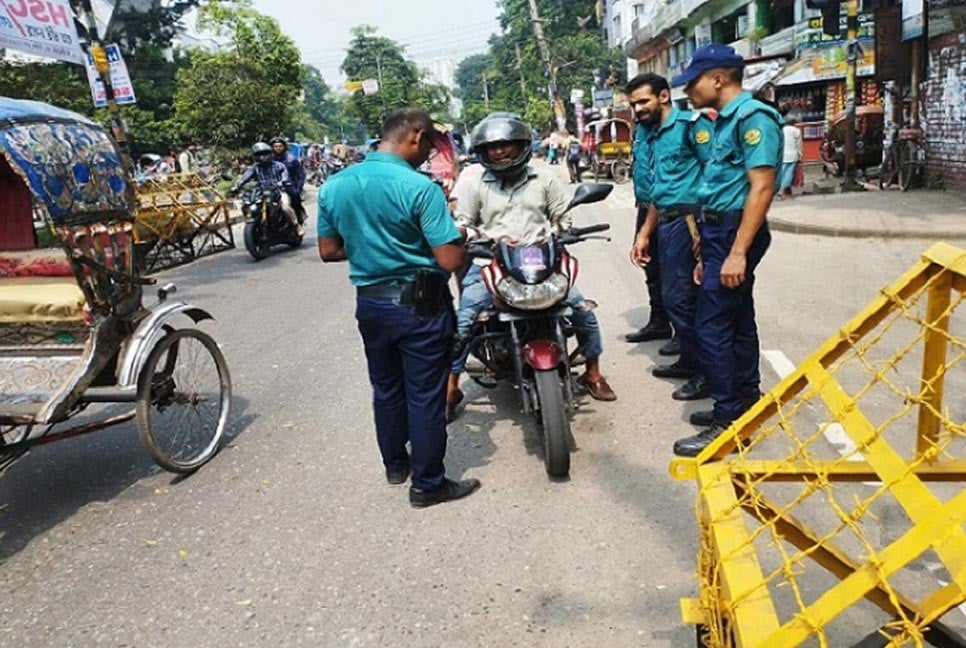 রাজধানীতে ট্রাফিক আইন লঙ্ঘনে ২১৪৯ মামলা