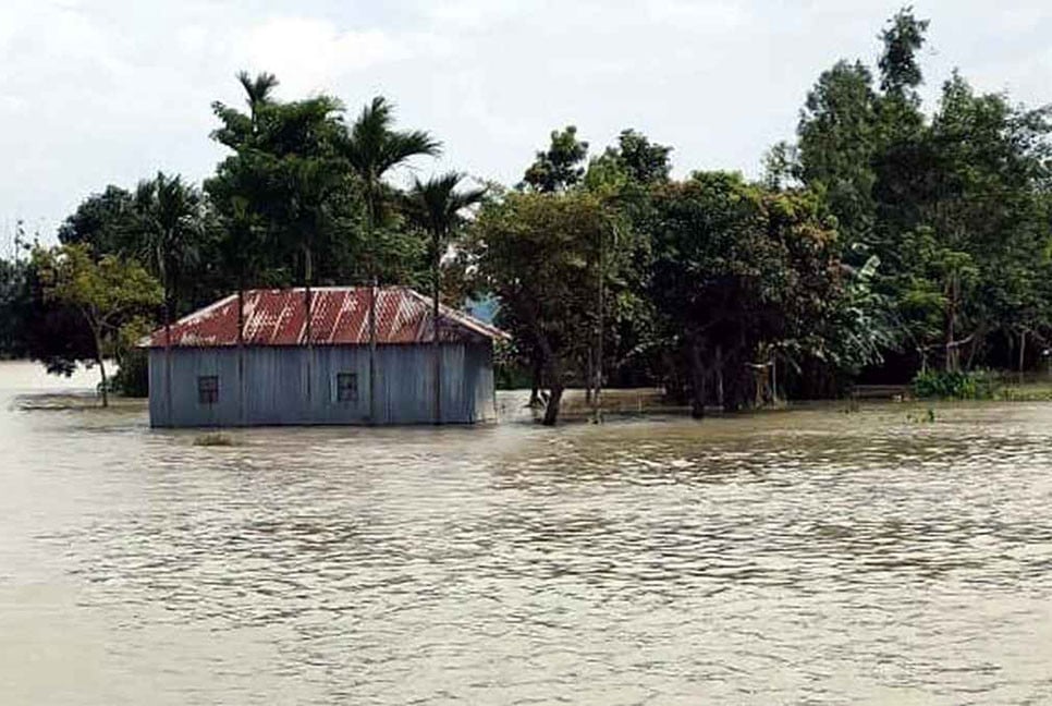 লালমনিরহাটে পানিবন্দি ৩৫ গ্রামের মানুষ