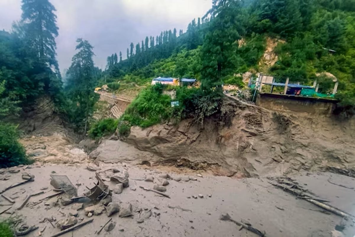 কাশ্মীরে ভয়াবহ মেঘভাঙা বৃষ্টিতে বন্যা, প্রাণহানি বেড়ে ৩৪