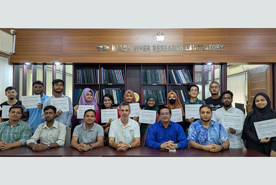 ডলফিন সংরক্ষণ ও গবেষণায় চবির শিক্ষার্থীদের প্রশিক্ষণ