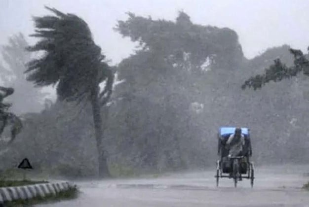 সকাল ৯টার মধ্যে ৬০ কিমি বেগে ঝড় ও বজ্রসহ বৃষ্টির আভাস