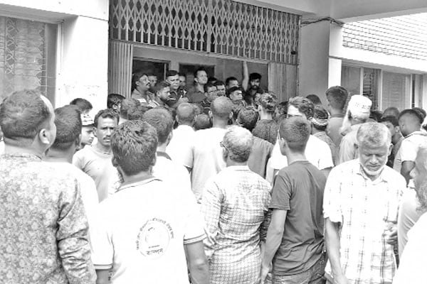 চুরি ঠেকাতে রাতে পাহারা থানায় বিক্ষোভ
