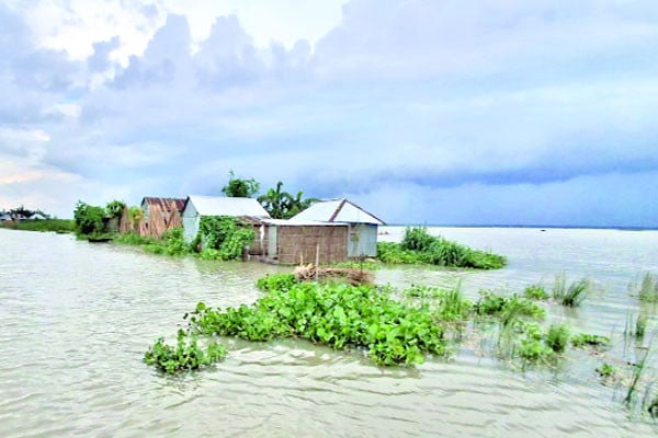বাড়ছেই নদনদীর পানি, ডুবছে নতুন নতুন এলাকা