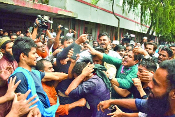 কর্মচারীদের ধাওয়া হাসপাতাল ত্যাগ অনশনকারীদের