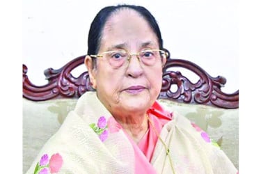 ফুল ও স্মৃতির ভিড়ে মাহফুজা খানমের বিদায়