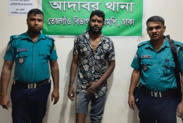 রাজধানীতে বাসে অগ্নিসংযোগের চেষ্টা, যুবক আটক