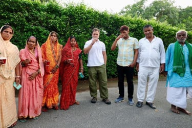 ৭ ‌‘মৃত ভোটারের’ সঙ্গে চা খেলেন রাহুল গান্ধী