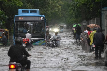 ভারী বৃষ্টিপাতে দিল্লিতে জলাবদ্ধতা-যানজট, রেড অ্যালার্ট জারি