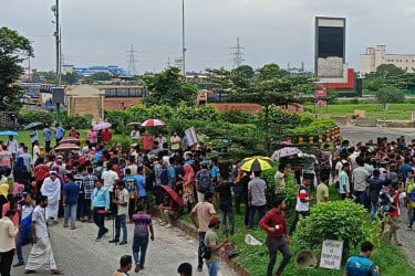 এবার যমুনা সেতু অবরোধ করল শিক্ষার্থীরা, উত্তরবঙ্গ-ঢাকা যোগাযোগ বন্ধ