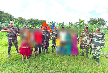 মেহেরপুরে ৯ বাংলাদেশিকে হস্তান্তর করল বিএসএফ