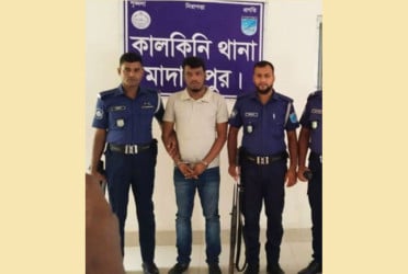 তরুণীকে বিদেশে পাচার: মাদারীপুরে মানবপাচার চক্রের মূলহোতা গ্রেপ্তার