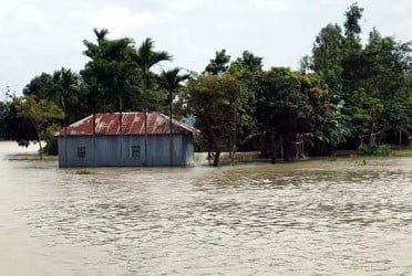 লালমনিরহাটে পানিবন্দি ৩৫ গ্রামের মানুষ