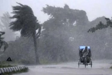 সকাল ৯টার মধ্যে ৬০ কিমি বেগে ঝড় ও বজ্রসহ বৃষ্টির আভাস