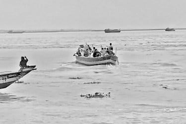 ঝুঁকি নিয়ে পদ্মা মেঘনা পারাপার