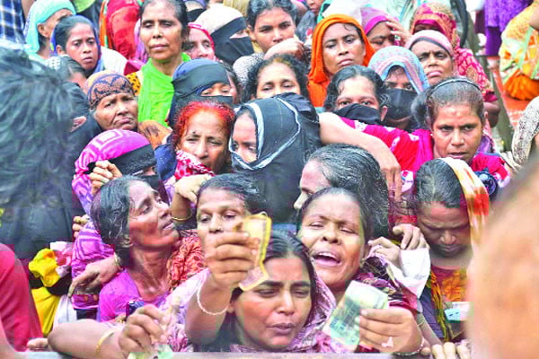 টিসিবির পণ্য কিনতে ভিড়