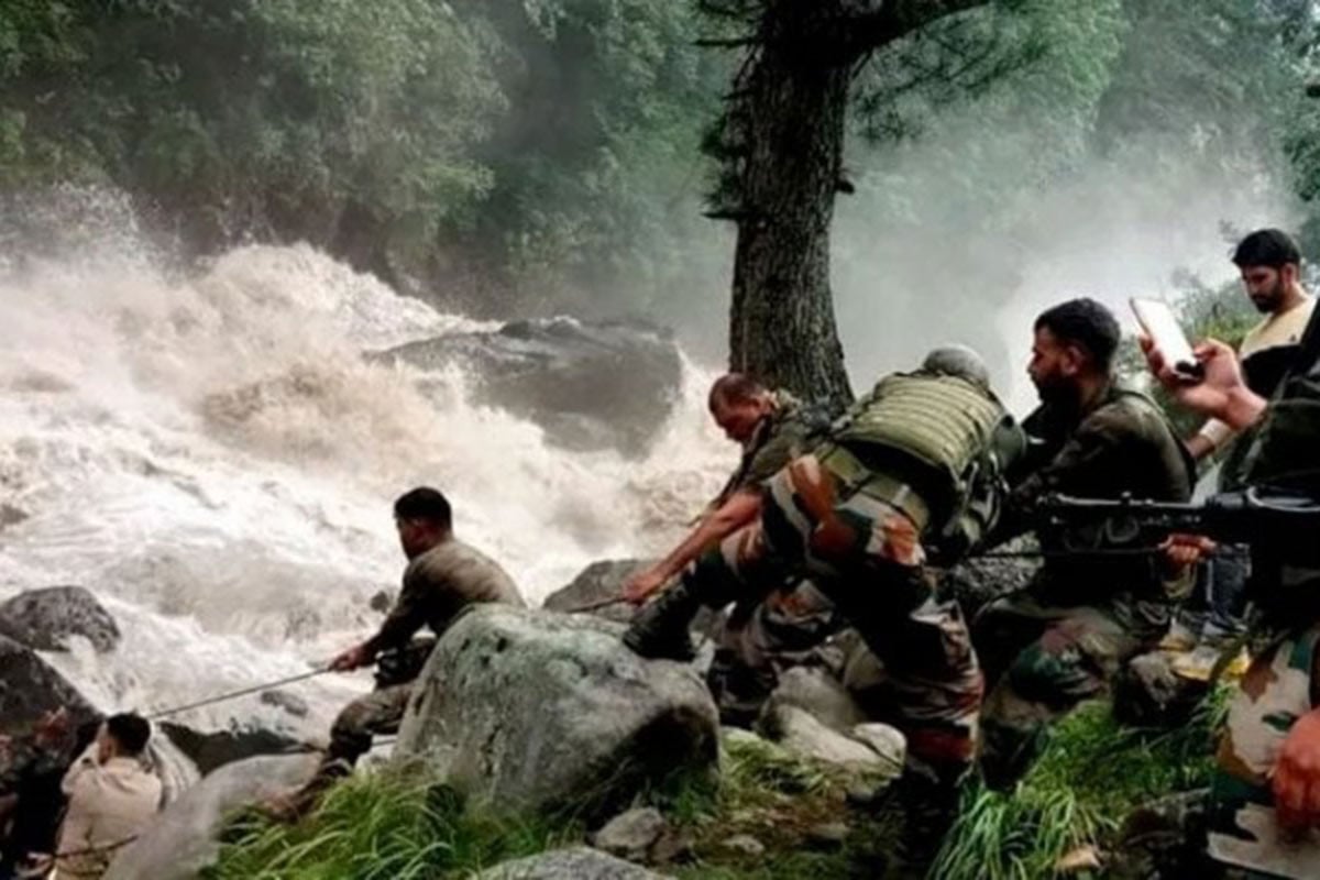 'মেঘভাঙা বৃষ্টি'-তে যেভাবে কাশ্মীরে প্রাণ গেল অন্তত ৪৬ জনের