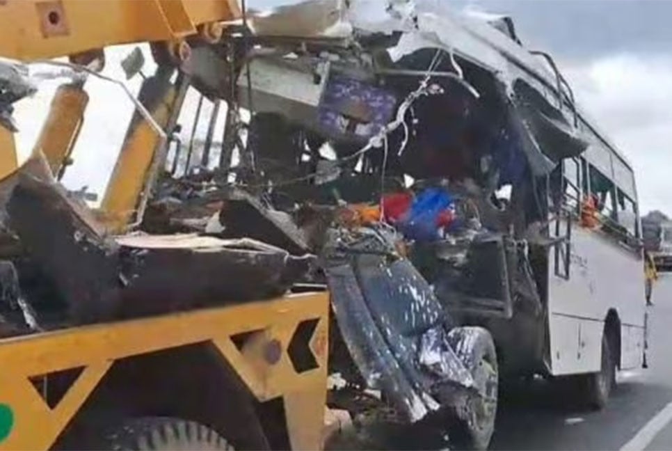 ভারতে ট্রাকের পেছনে তীর্থ যাত্রীবাহী বাসের ধাক্কায় নিহত ১০