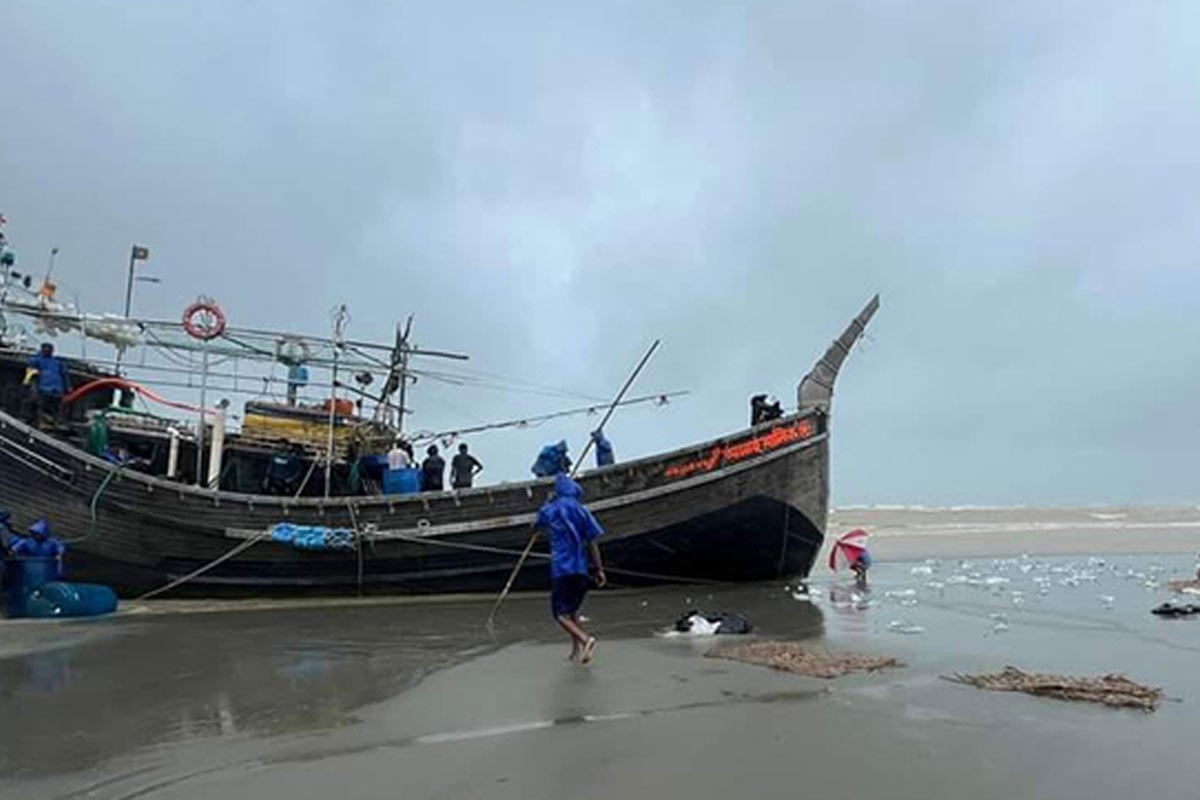 কক্সবাজারে গভীর সমুদ্রে ডাকাতির কবলে পড়া ১৫ জেলে ও ইঞ্জিন বিকল বোট উদ্ধার
