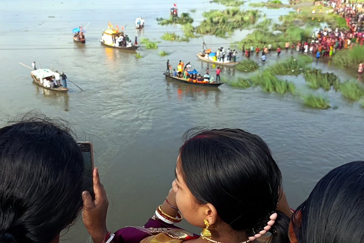 কান্তজীউ যুগল বিগ্রহে হাজার হাজার মানুষের ভিড়