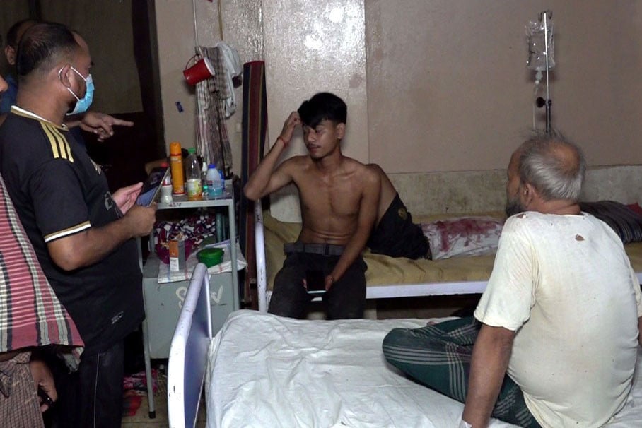 শেখ মুজিবের পোষ্টার লাগাতে গিয়ে গণপিটুনি খেল ৪ ছাত্রলীগকর্মী