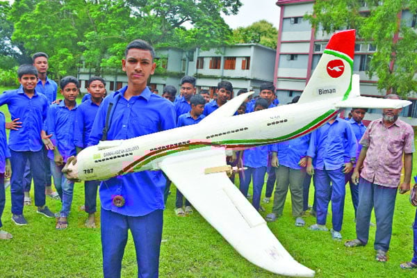 স্কুলছাত্রের তৈরি উড়োজাহাজ উড়ল আকাশে