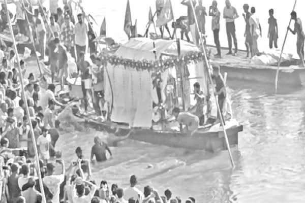 কান্তজিউ যুগল বিগ্রহ ঘাটে ঘাটে ভক্তের ঢল