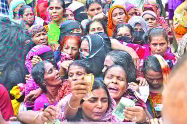 টিসিবির পণ্য কিনতে ভিড়