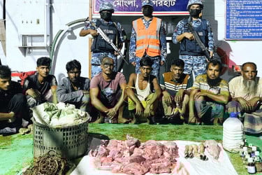 সুন্দরবনে হরিণের মাংস ও কাঁকড়াসহ আটক ৮