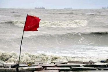 উপকূলে ৩ নম্বর সতর্ক সংকেত