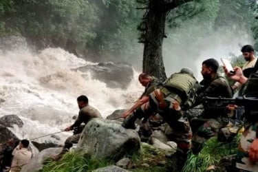 'মেঘভাঙা বৃষ্টি'-তে যেভাবে কাশ্মীরে প্রাণ গেল অন্তত ৪৬ জনের