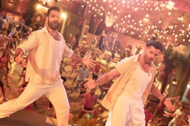 প্রেক্ষাগৃহে ‘ওয়ার-২’, সিনেমা ঘিরে দর্শকের উন্মাদনা