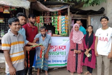 ক্ষুদ্র দোকানদার শারীরিক অক্ষম হারুনকে বসুন্ধরা শুভসংঘের সহায়তা