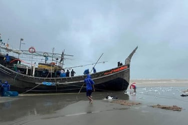 কক্সবাজারে গভীর সমুদ্রে ডাকাতির কবলে পড়া ১৫ জেলে ও ইঞ্জিন বিকল বোট উদ্ধার