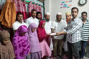কোটালীপাড়ায় খালেদা জিয়ার জন্মদিন উপলক্ষে এতিমদের মাঝে খাবার বিতরণ