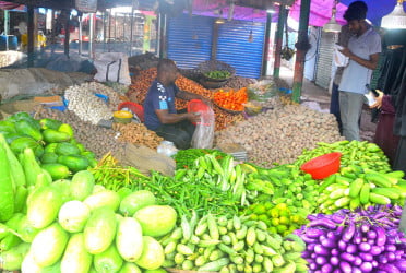 বগুড়ায় সবজির বাজারে স্বস্তি নেই