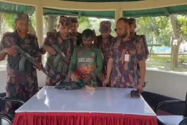 মেহেরপুরে মার্কিন ডলারসহ আটক ১