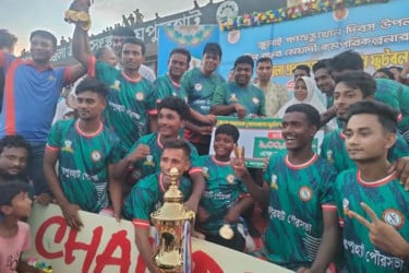 জয়পুরহাটে জেলা প্রশাসক গোল্ডকাপ ফুটবল টুর্নামেন্টের ফাইনাল খেলা অনুষ্ঠিত