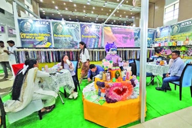 জমজমাট পোশাকশিল্পের প্রদর্শনী