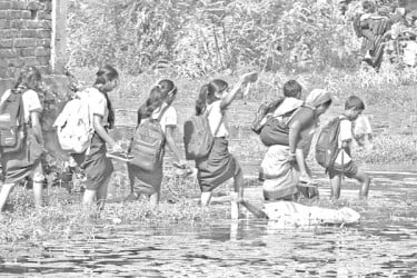 চরম ভোগান্তি খুদে শিক্ষার্থীদের