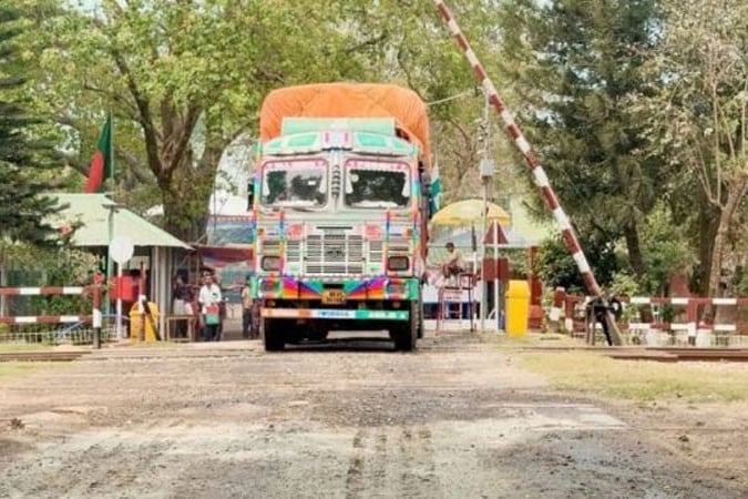 জন্মাষ্টমী উপলক্ষে হিলি বন্দরে আমদানি-রপ্তানি বন্ধ