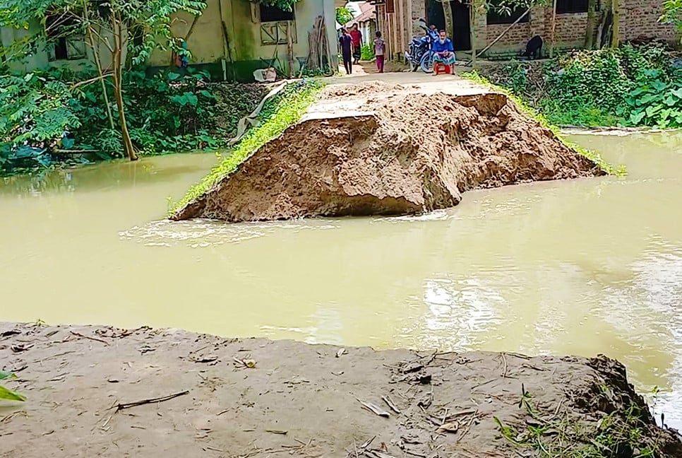 নওগাঁর আত্রাই নদীর পানি বিপৎসীমার উপরে