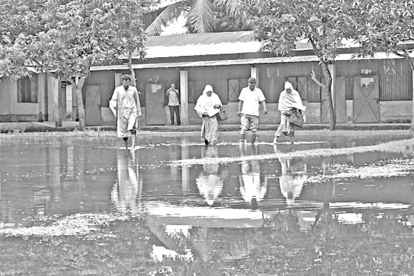 কক্ষ স্বল্পতা মাঠে জলাবদ্ধতা