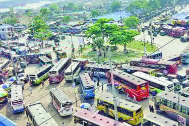 মহাসড়ক দখল করে বাসস্ট্যান্ড
