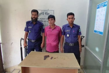 মেহেরপুরে অস্ত্র-গুলিসহ ১১ মামলার আসামি আটক