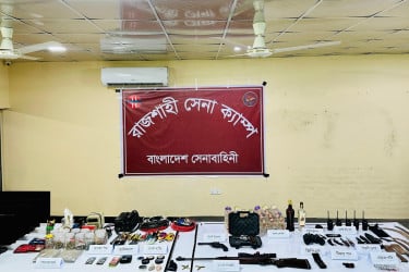 রাজশাহীতে সেনা অভিযানে বিপুল পরিমাণ অস্ত্র ও বিস্ফোরক উদ্ধার, আটক ৩
