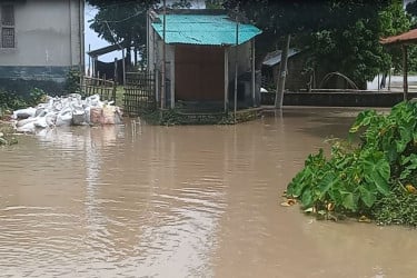 চাঁপাইনবাবগঞ্জে কমছে পদ্মার পানি, তবে কমেনি দুর্ভোগ