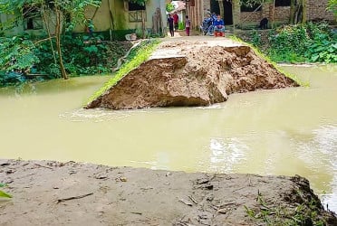 নওগাঁর আত্রাই নদীর পানি বিপৎসীমার উপরে