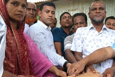 নিহত রূপলালের পরিবারকে তারাগঞ্জ বিএনপির আর্থিক সহায়তা