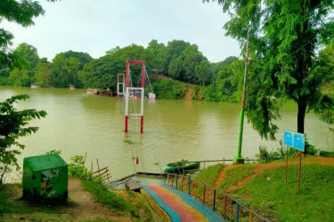 পাহাড়ে পর্যটক সংকট