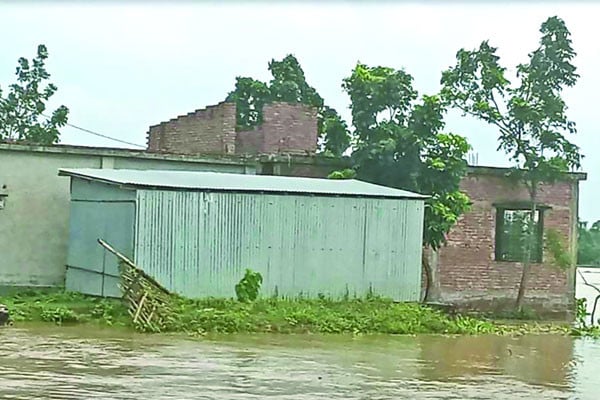 নামছে পানি ভেসে উঠছে ক্ষত